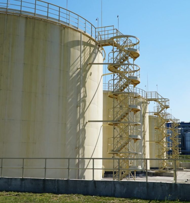 big-industrial-oil-tanks-in-a-refinery-base-indus-2024-11-27-05-36-38-utc-scaled.jpg
